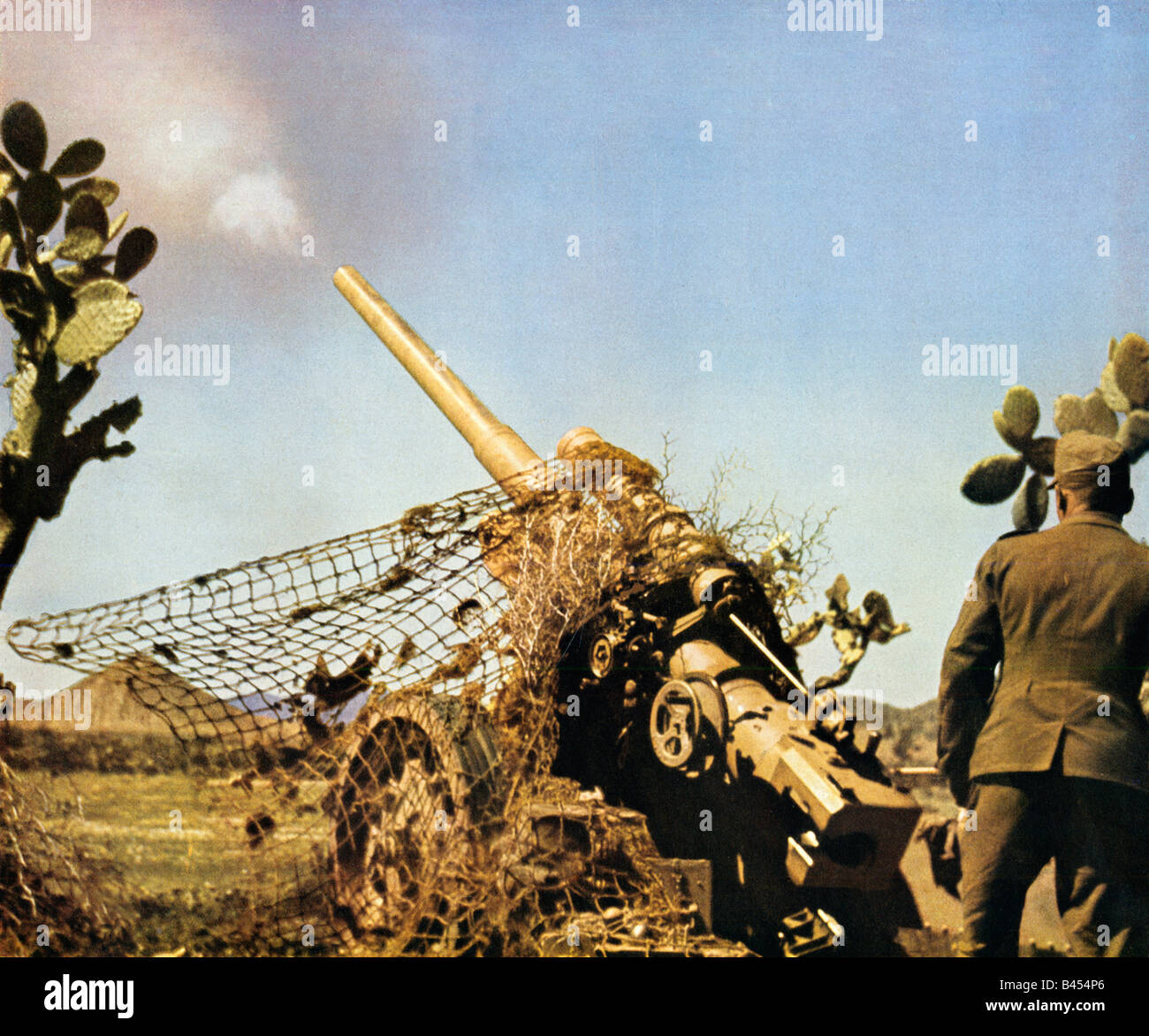 88 der Wehrmacht in Nordafrika eine deutsche 88mm Kanone des Afrika-Korps schießt in den Himmel in der Wüste Kampagne Stockfoto