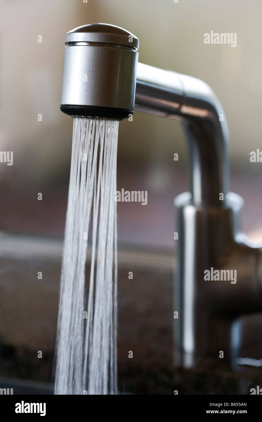 Wasser läuft aus einem Waschbecken Wasserhahn Stockfoto