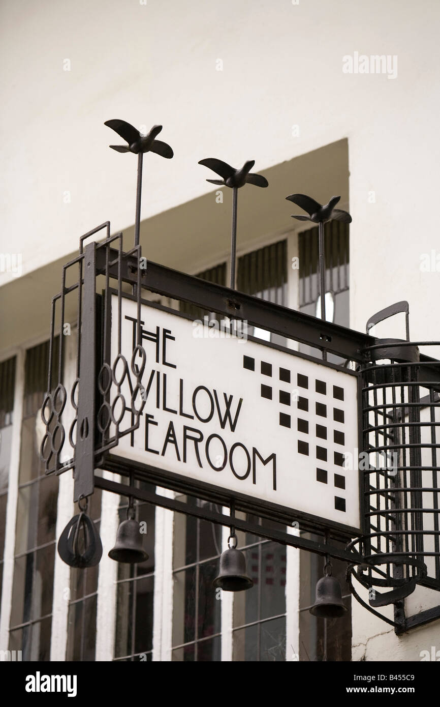 UK Schottland Glasgow Sauchiehall Street Willow Tearoom Schild über Henderson Juweliere Stockfoto