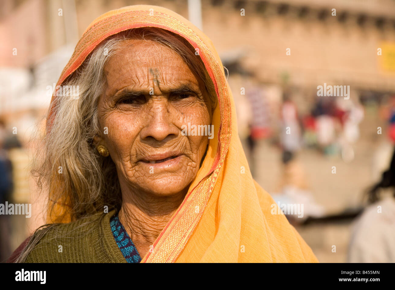 Eine Hindu-Frau trägt einen Schal über den Kopf in der Stadt von Varanasi, Indien. Stockfoto