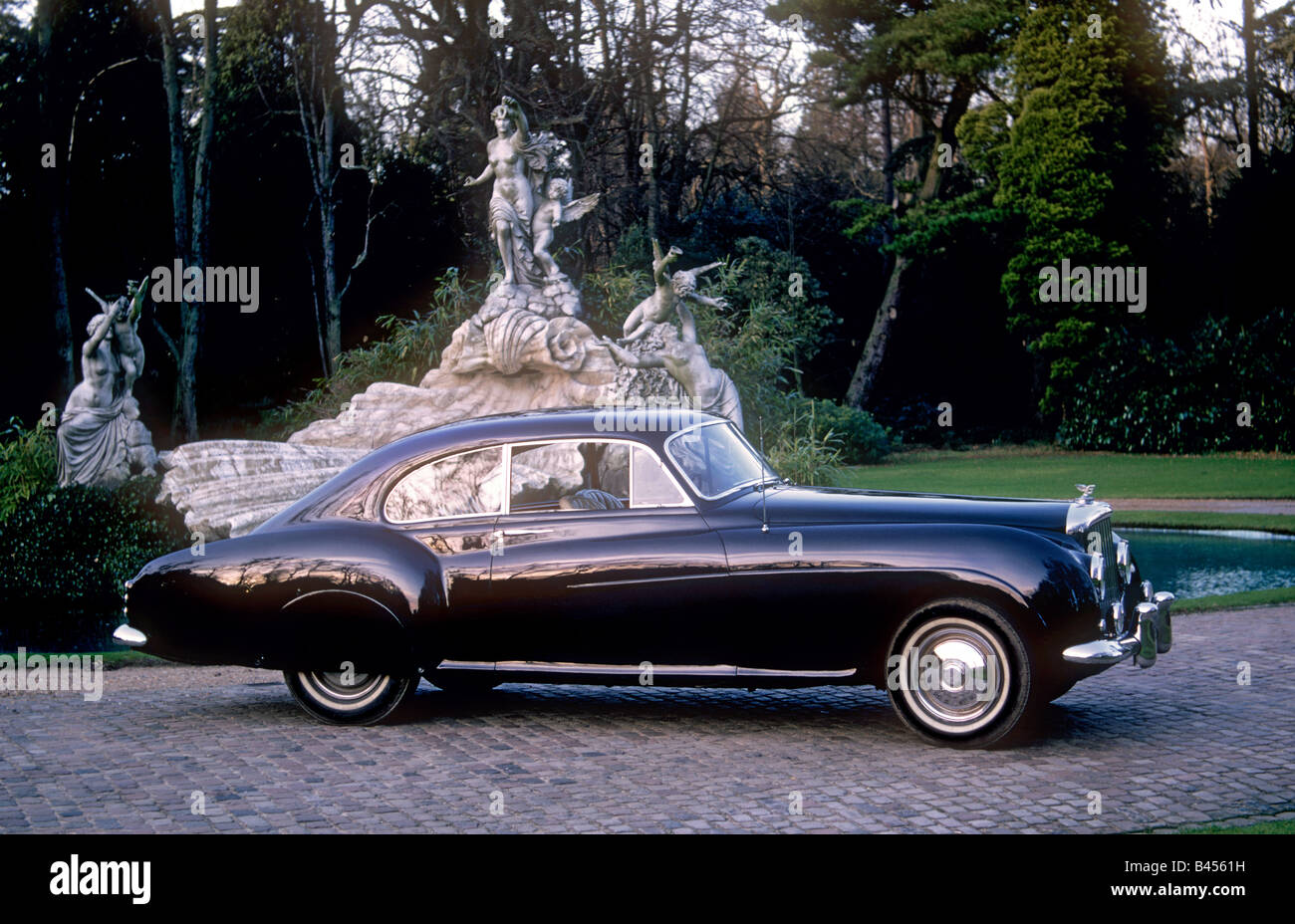 Bentley R-Type Continental Fastback 1955 bei Sonnenuntergang mit verzierten Brunnen bei Berkshire Cliveden Hotel taplow GROSSBRITANNIEN Stockfoto