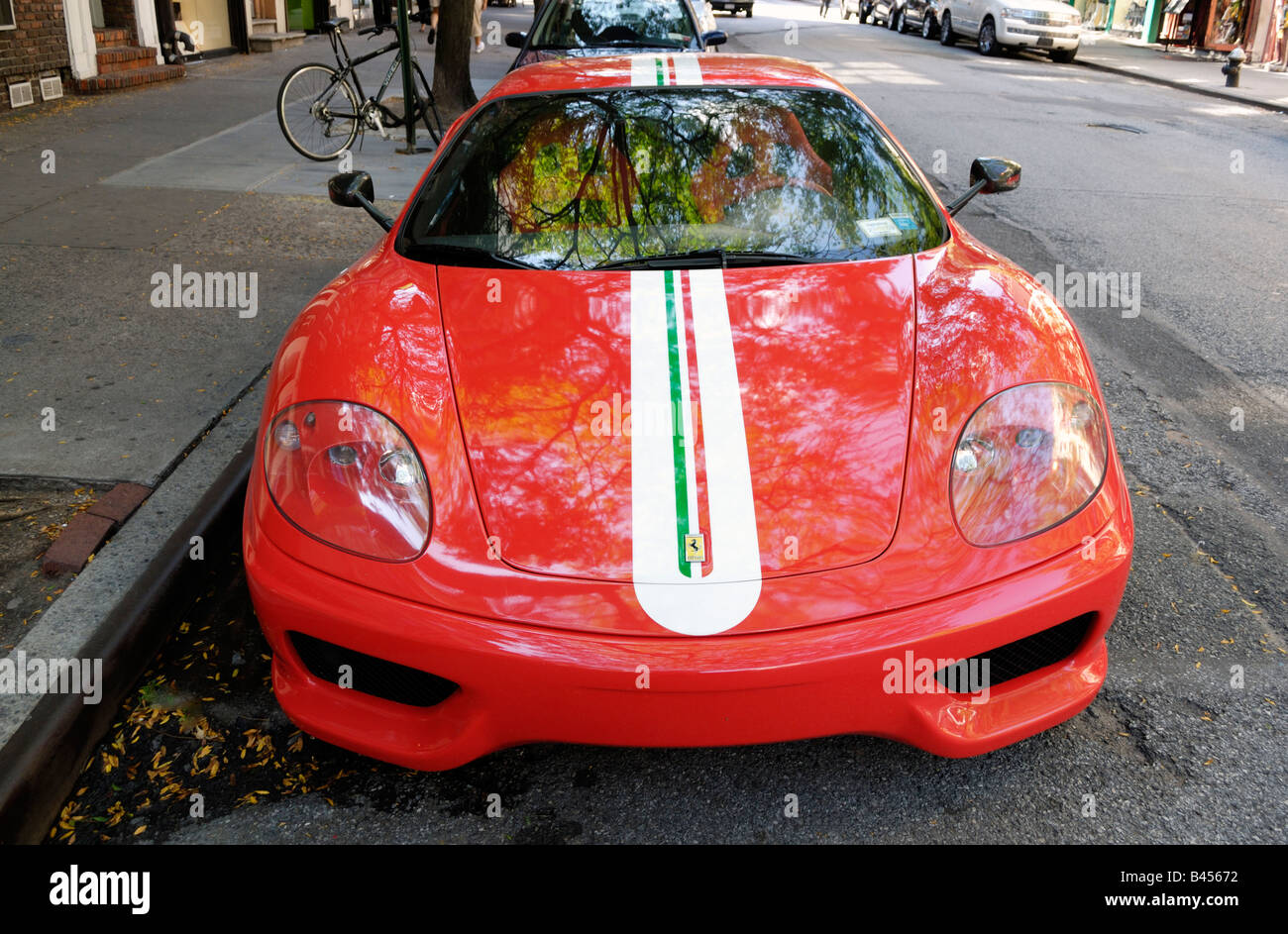 Ein leuchtender roter Ferrari Sportwagen bemalt mit den Farben der italienischen Flagge. Stockfoto