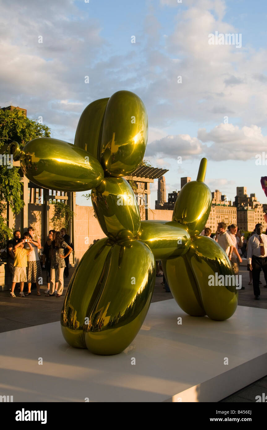 "Jeff Koons auf dem Dach" Ballon Hund (gelb) 1994-2007. Auf der Dachterrasse des Metropolitain Museum of Art, New York Stockfoto