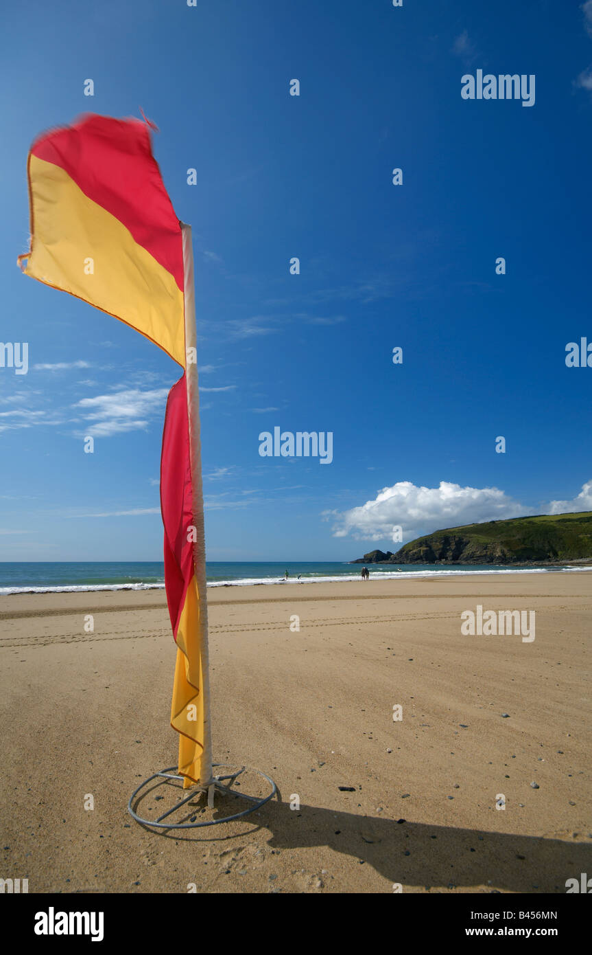 Sicher Baden Flagge am felsfreie Sand Cornwall UK Stockfoto