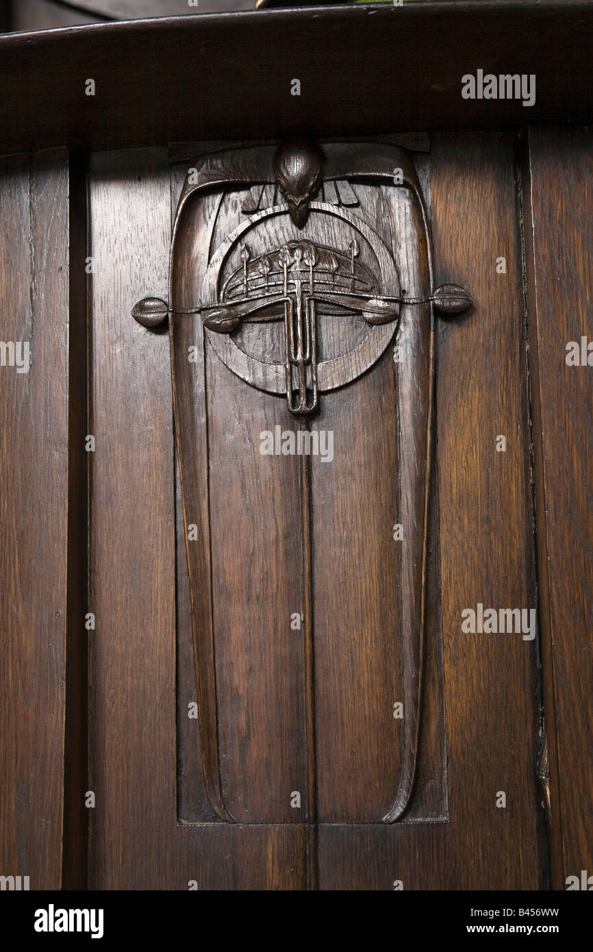 UK Schottland Glasgow Queens Kreuz Kirche Charles Rennie Mackintosh entwarf geschnitzt Eiche Kanzel detail Stockfoto