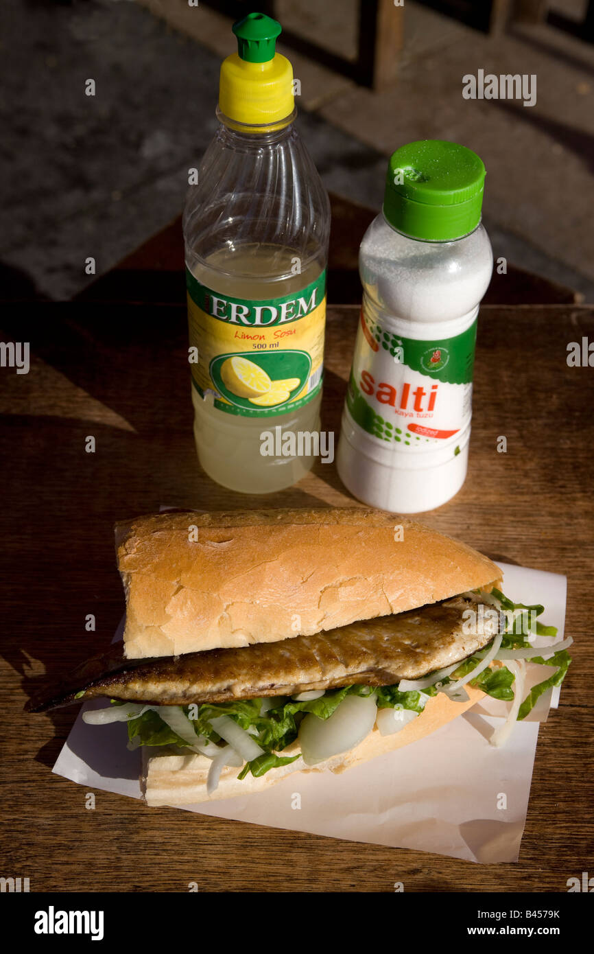 Balik Ekmek Fisch-Sandwich am Goldenen Horn Harbourside Eminou Istanbul Türkei Stockfoto