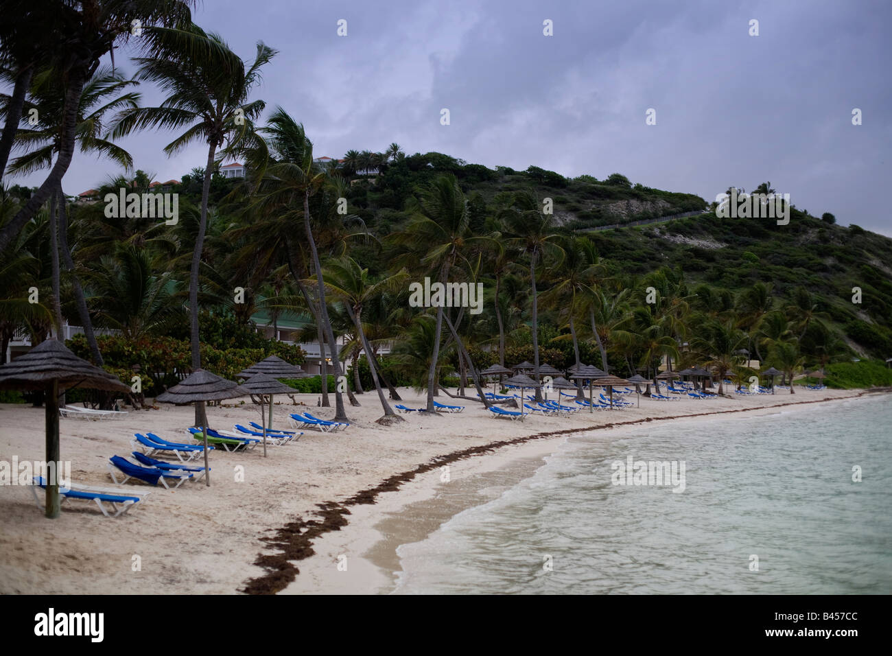 Nähert sich ein verlassener Strand der St. James Club Hotel auf der karibischen Insel Antigua als tropischer Sturm Stockfoto