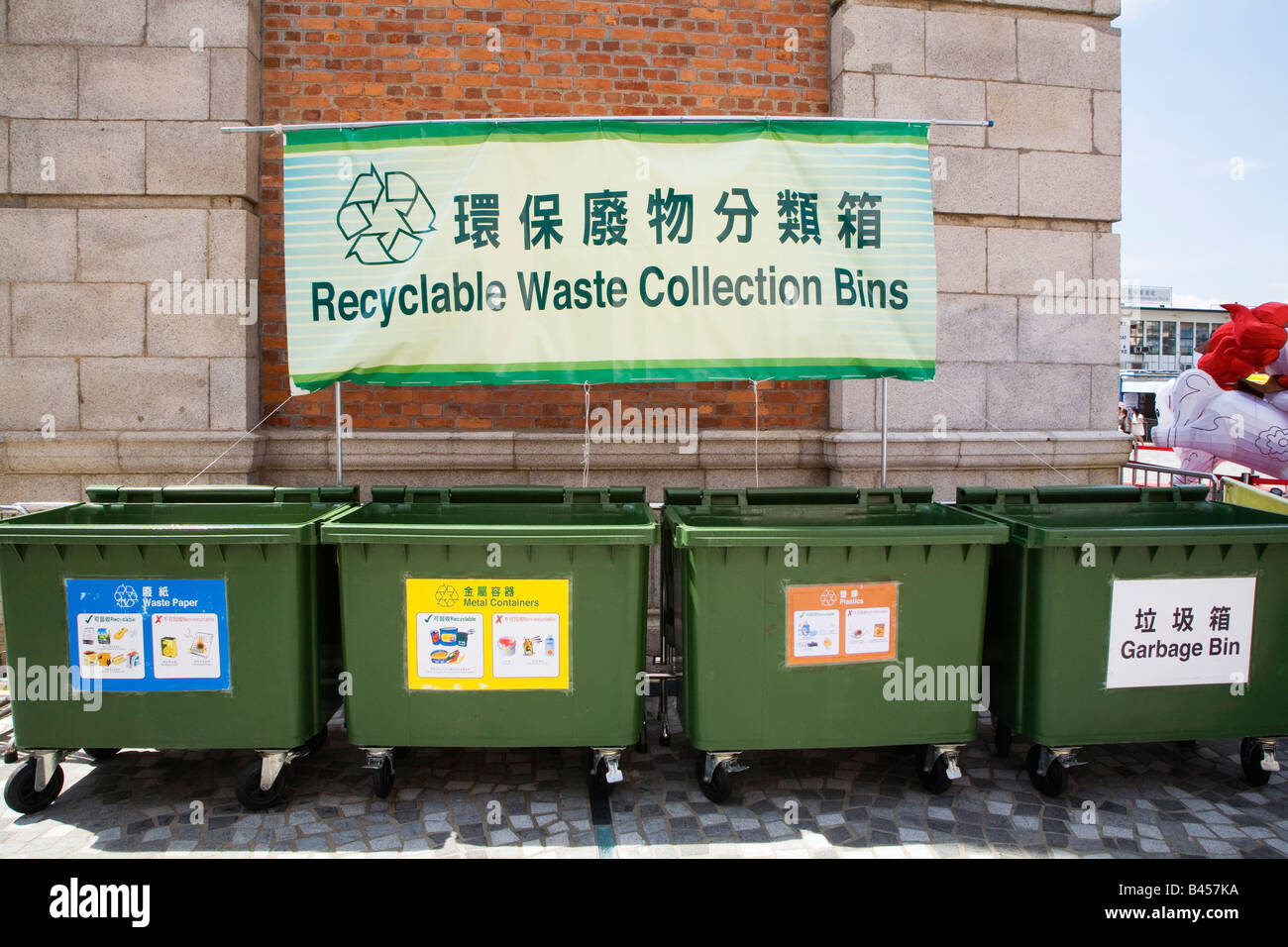 China, Hong Kong, Zeile der Müllcontainer Stockfoto