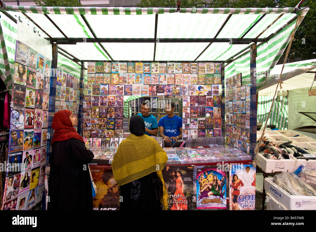 Stall verkaufen indische asiatische und arabische DVD Musik und Film Whitechapel Road Markt Whitechapel E1 London Vereinigtes Königreich Stockfoto