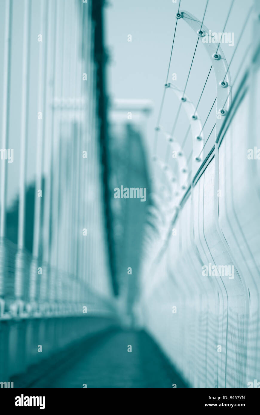 Monotone blau getönt, de-konzentrierte Atmosphäre Schuss von dem Fußgängerweg über Clifton Suspension Bridge in Bristol. Stockfoto