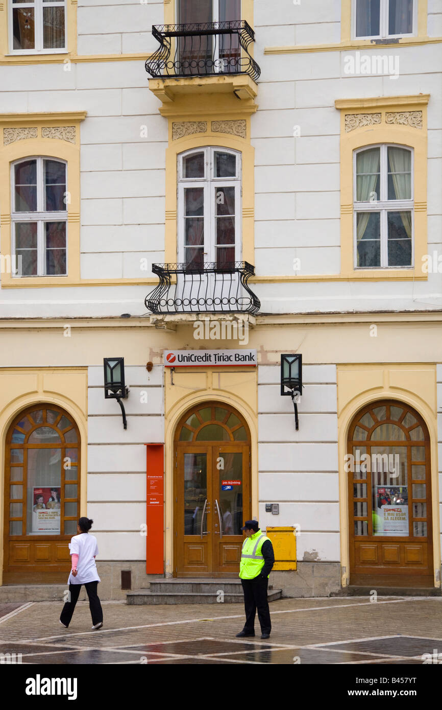 Brasov Siebenbürgen Rumänien Europa UniCredit Tiriac Bank Gebäude außen vorne in Altstadt Stockfoto