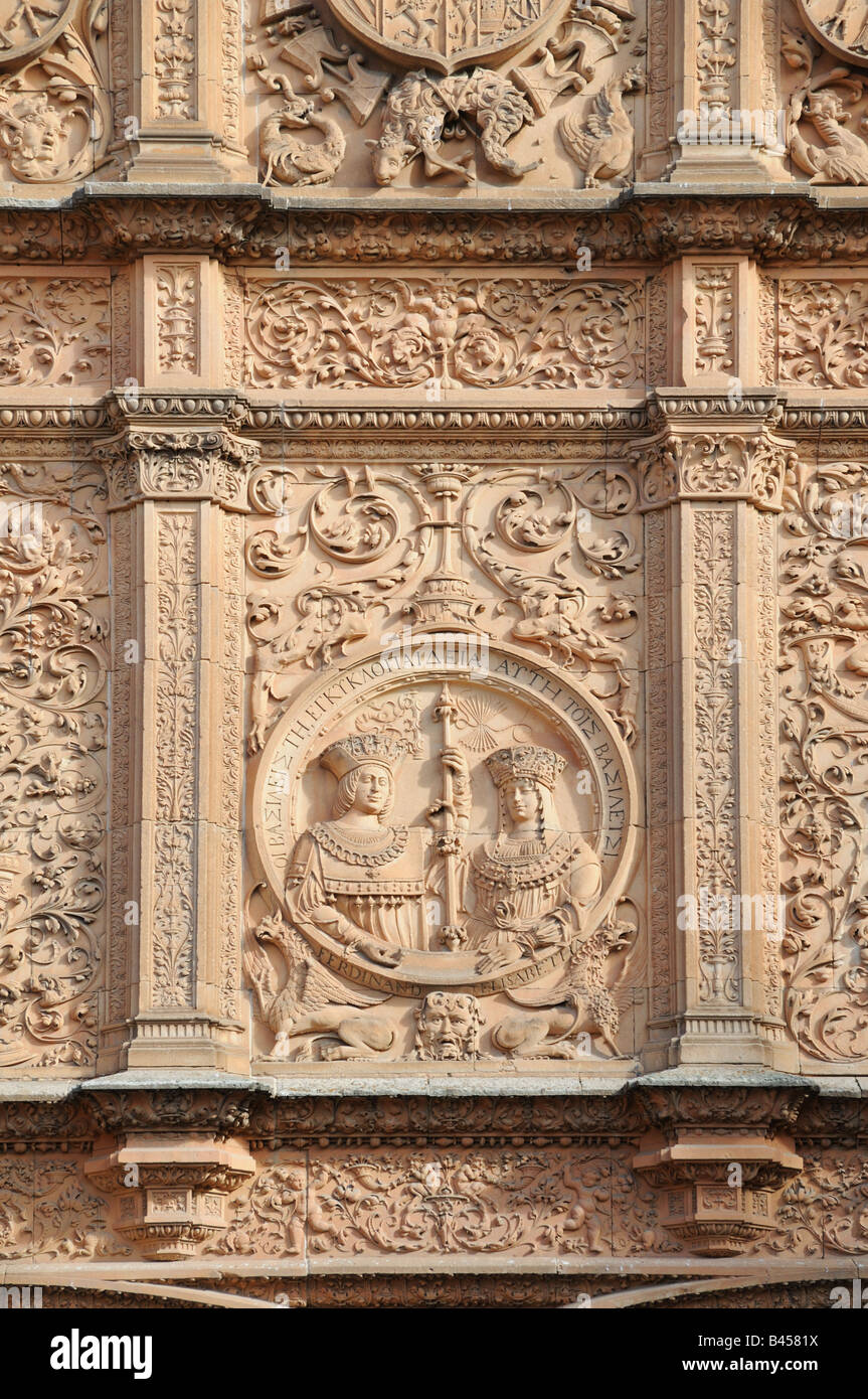 Detail aus Stein geschnitzt frühen 16C plateresken Fassade und Eingang Tür zur Universidad Universität Salamanca Spanien Stockfoto