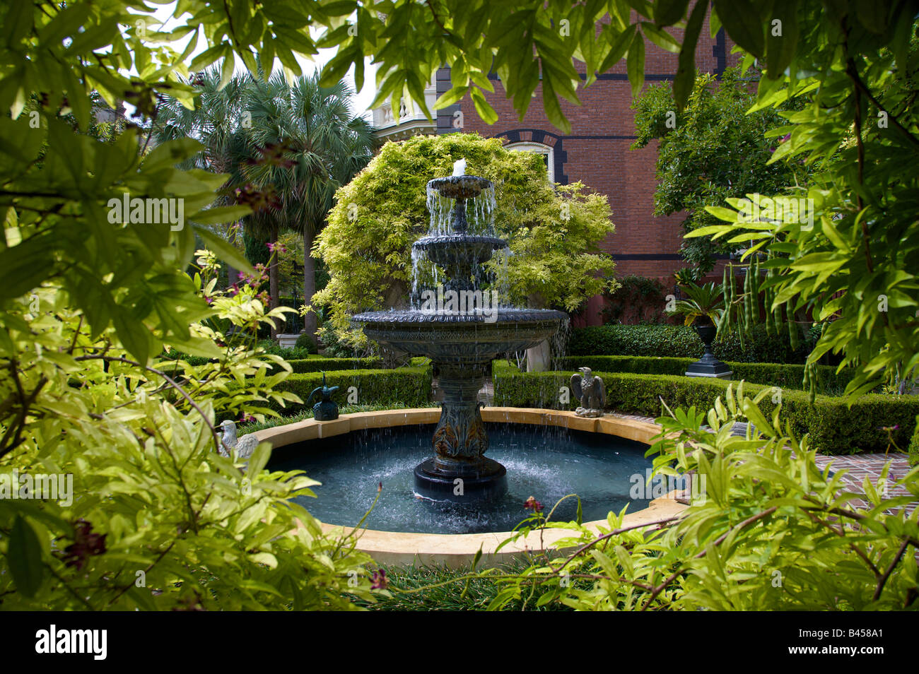 Brunnen im Garten der Calhoun Mansion am Meeting Street in Charleston SC Charleston gegründet 1670 Stockfoto