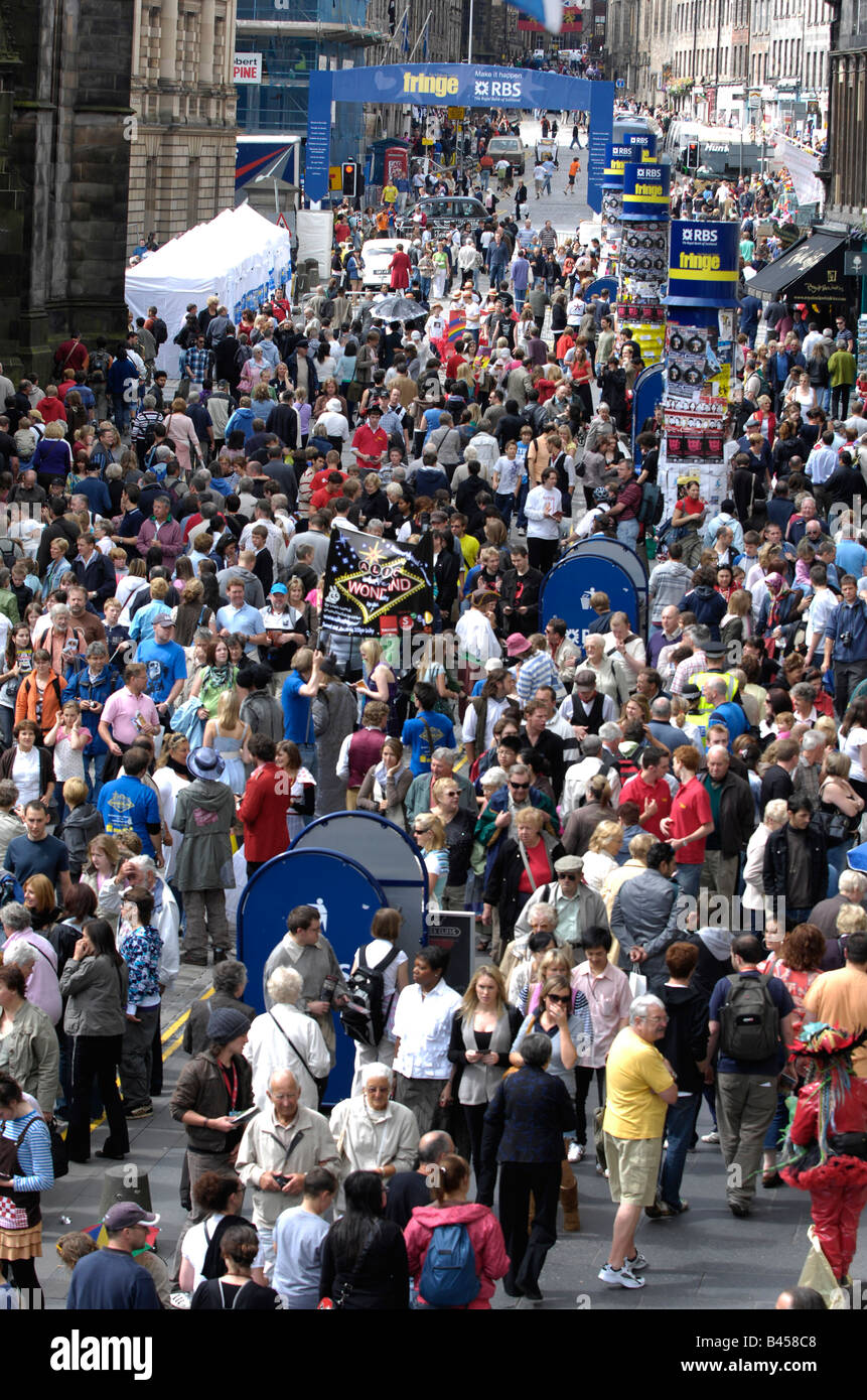 Edinburgh royal Mile in Edinburgh Fringe festival Stockfoto