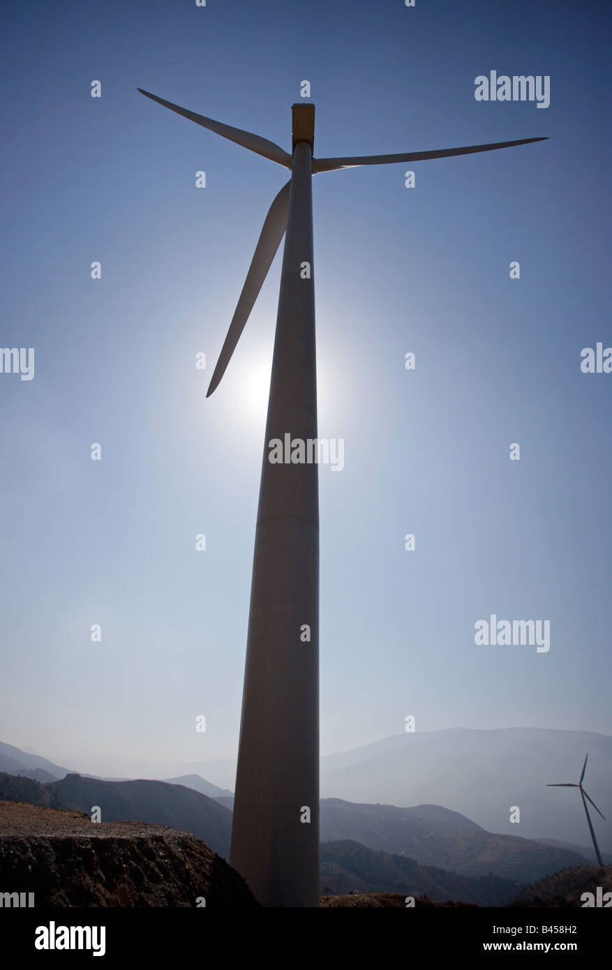 Wind trieb stromerzeugende Propeller bis auf Türmen. Stockfoto