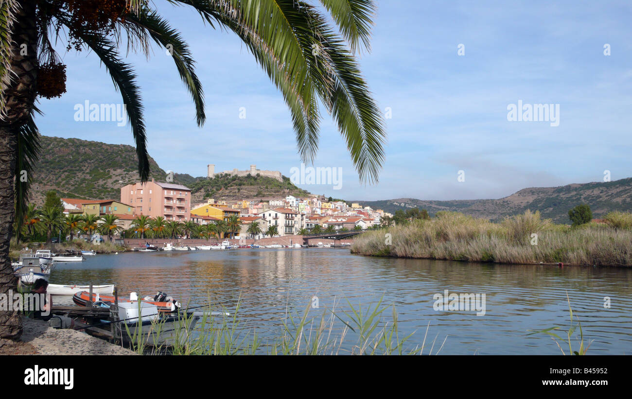 Angler am Ufer des Flusses Temo, Bosa, Sardinien Stockfoto
