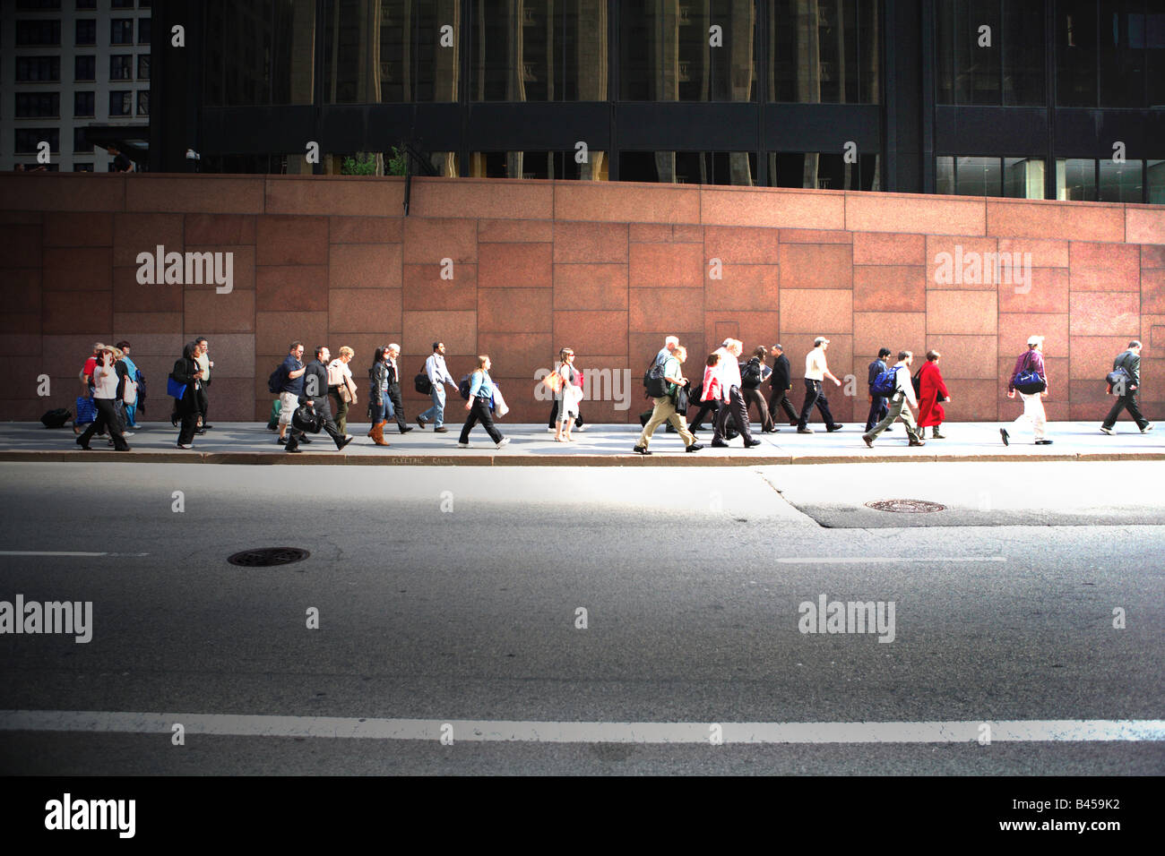 MENSCHEN ZU FUß AUF ADAMS ST IN CHICAGO ILLINOIS USA NACH ARBEITSTAG IN DIE INNENSTADT VON BÜROGEBÄUDEN Stockfoto