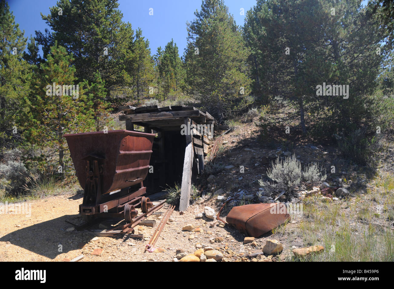 Ein Muldenkipper am rekonstruierten Eingang zu einer Mine, The Mineral Gürtel Trail, Leadville, Colorado. Stockfoto