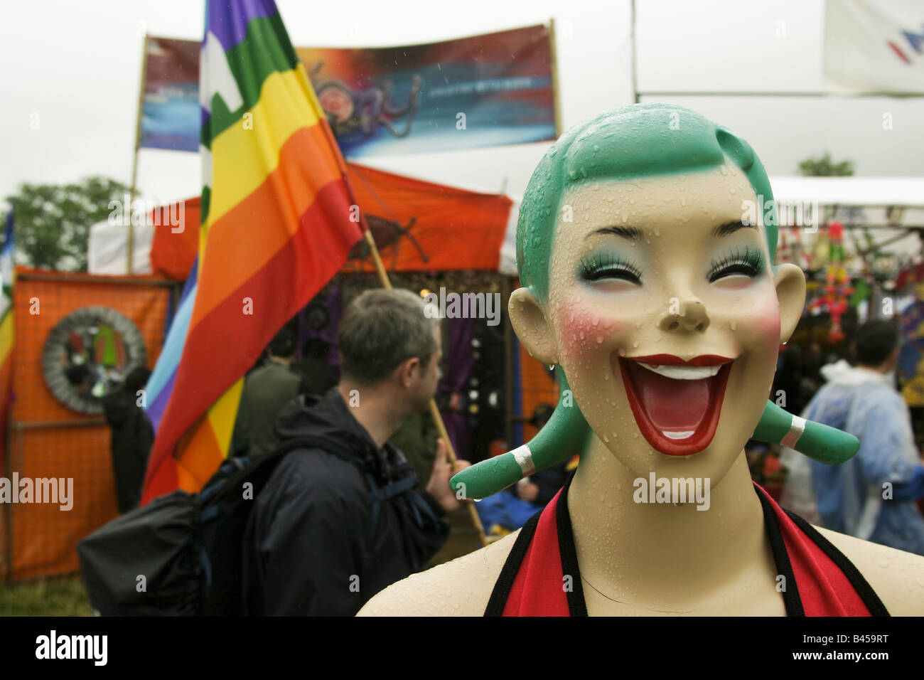 Ein Mannequin Tücher tropft mit Regen draußen ein Tücher-Stall. Glastonbury Music Festival 2003 Stockfoto