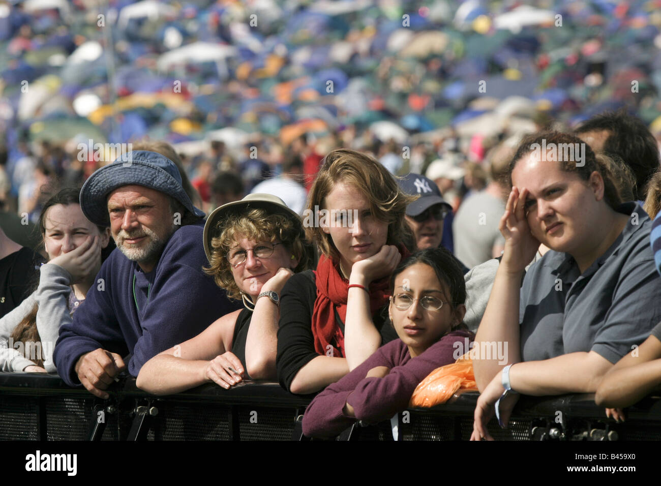 Sammelt die Menschenmenge altersgemischte Jules Hollands Leistung auf der Pyramide Bühne Glastonbury Music Festival 2003 zu hören Stockfoto