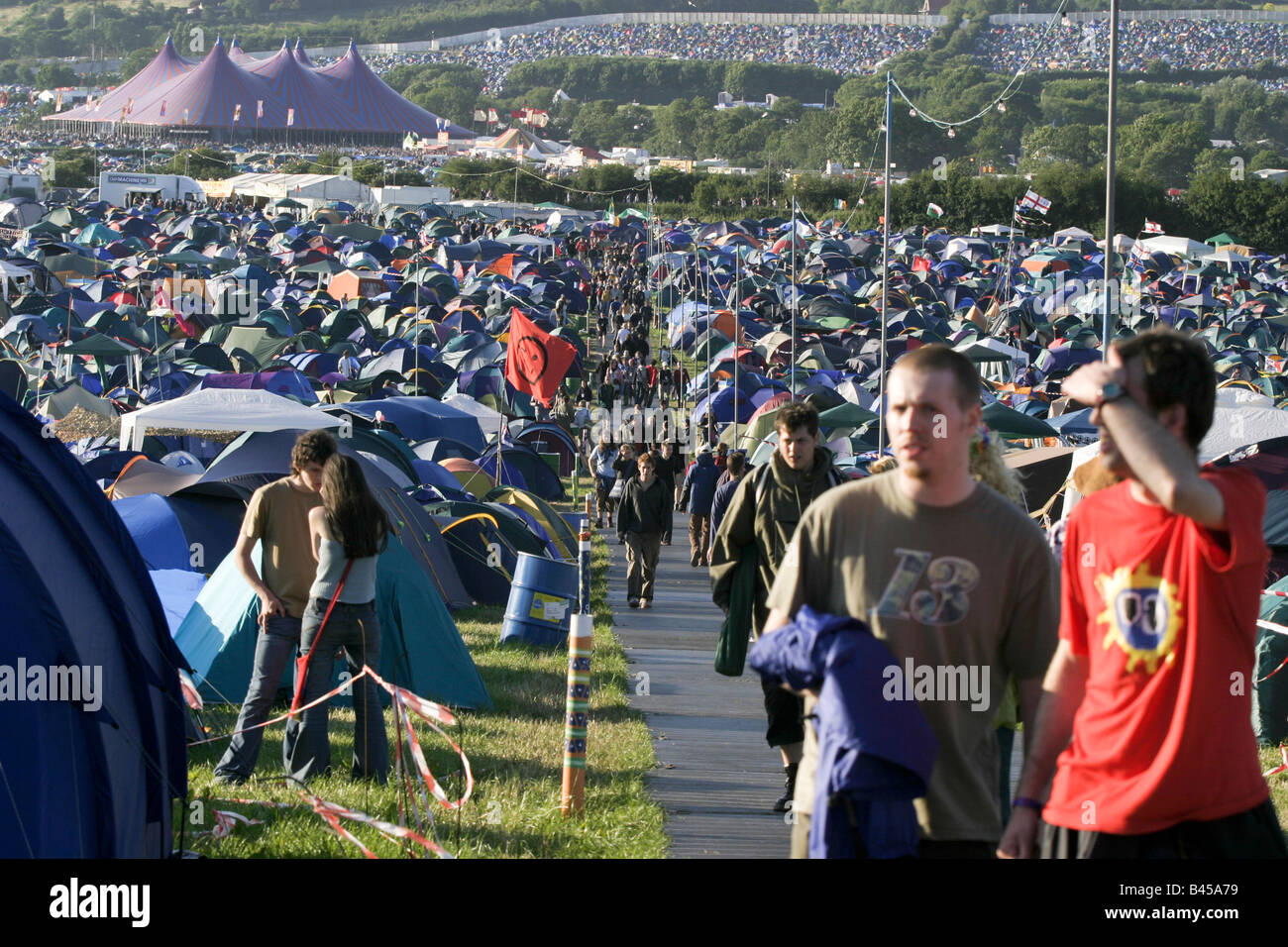 Landschaft der Teil des Festival-Gelände auf der Suche über die Campingplätze auf Pennard Hügel zum Tanz Tent.Glastonbury Music Festival Stockfoto