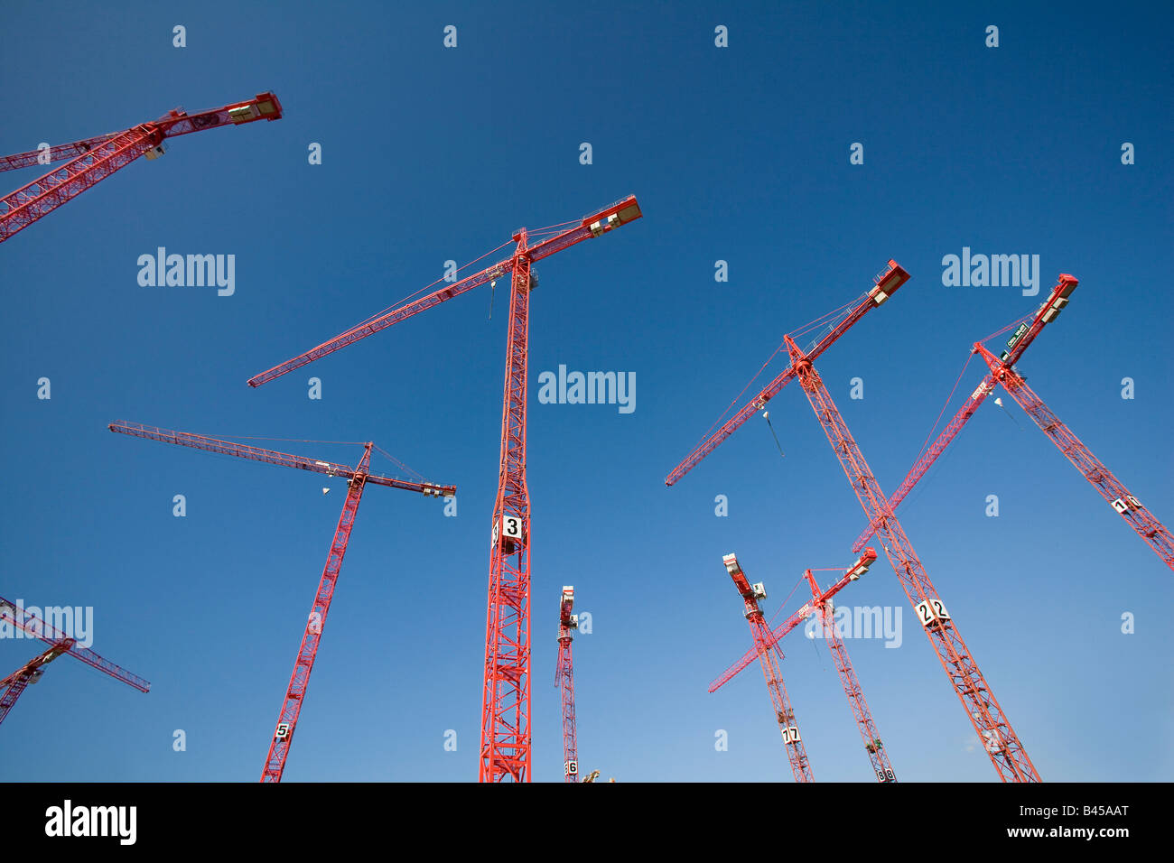 Zahlreichen Baukräne auf der Großbaustelle der HafenCity Hafenstadt Stockfoto