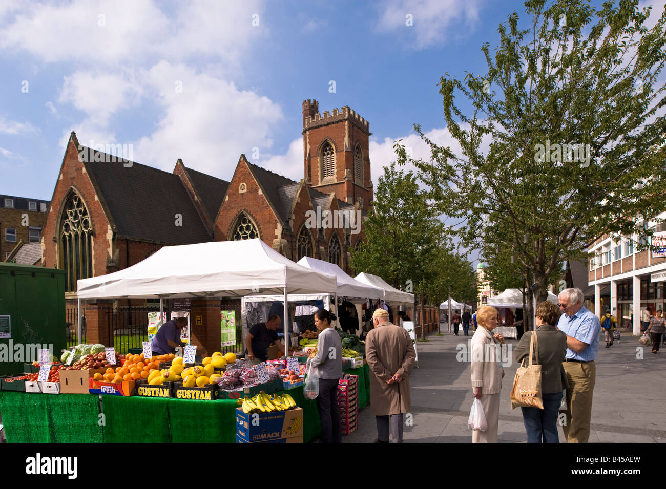 Menschen beim Einkaufen Acton Markt W3 London Vereinigtes Königreich Stockfoto