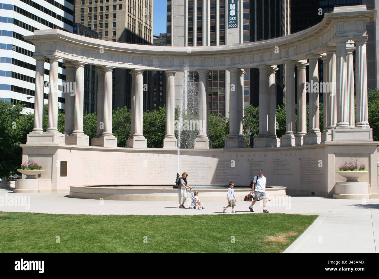 Wrigley Square und Millennium Monument im Millennium Park, Chicago, Illinois Stockfoto