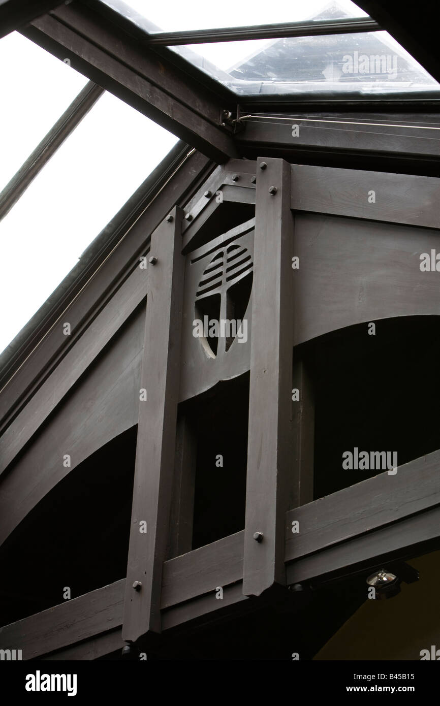UK Schottland Glasgow Queens Kreuz Kirche Halle Charles Rennie Mackintosh entwarf Baum Motiv Dachstuhl Stockfoto
