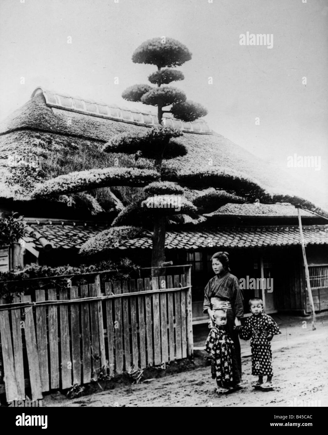 Geographie/Reise, Japan, Menschen, Mutter mit zwei Söhnen, die vor einem Haus spazieren gehen, um 1900, Stockfoto
