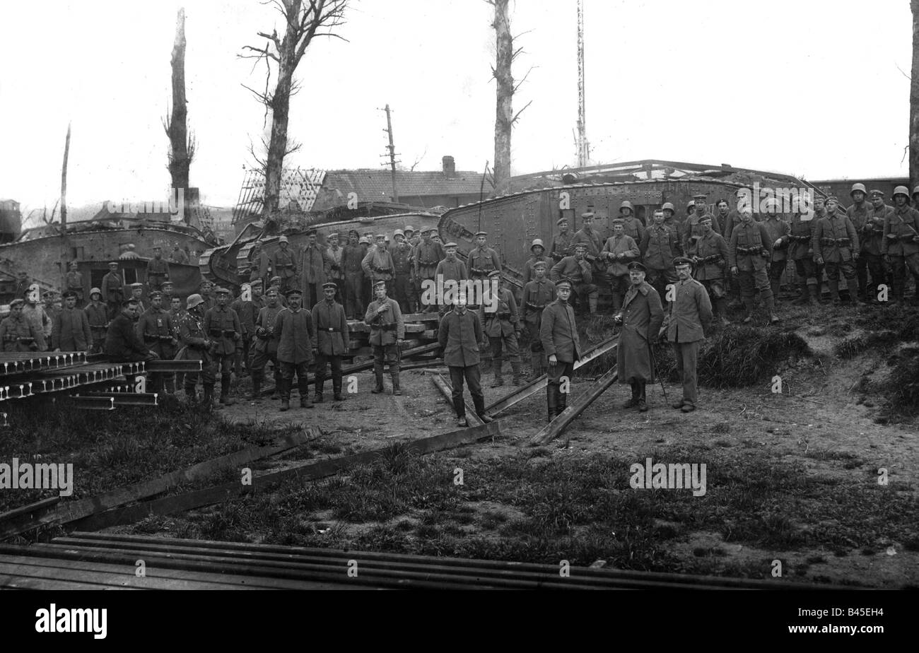 Veranstaltungen, Erster Weltkrieg / erster Weltkrieg, Westfront, deutsche Frühjahrsoffensive 21.3. - 12.6.1918, deutsche Soldaten, vor gefangenen britischen Panzern Mark IV, Peronne, Frankreich, 28.3.1918, Stockfoto