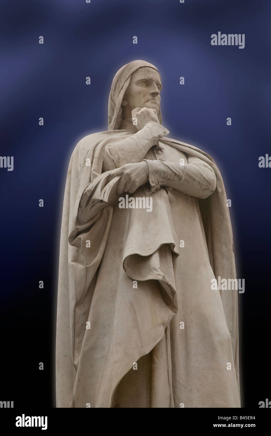 Die Dante-Statue in der Piazza dei Signori Verona, mystischen blauen Hintergrund Stockfoto
