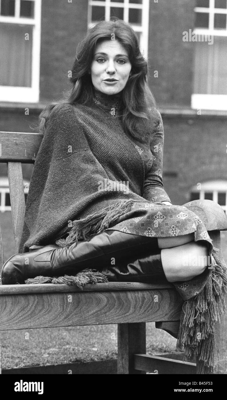Bissatz, Jacqueline, * 13.9.1944, britische Schauspielerin, volle Länge, sitzend auf der Bank, London, Januar 1971, Stockfoto