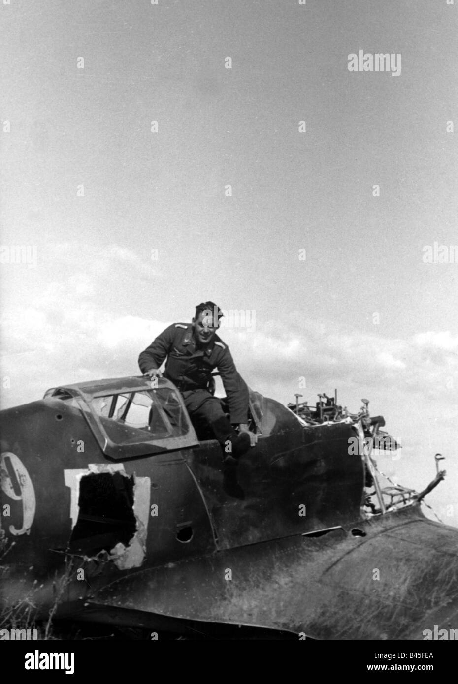 Ereignisse, Zweiter Weltkrieg/Zweiter Weltkrieg, Luftkrieg, Flugzeug, abgestürzt/beschädigt, Luftwaffenkriegskorrespondent Georg Schoedl auf einem zerstörten sowjetischen Kampfflugzeug, Wiebsk, Weißrussland, September 1941, Stockfoto