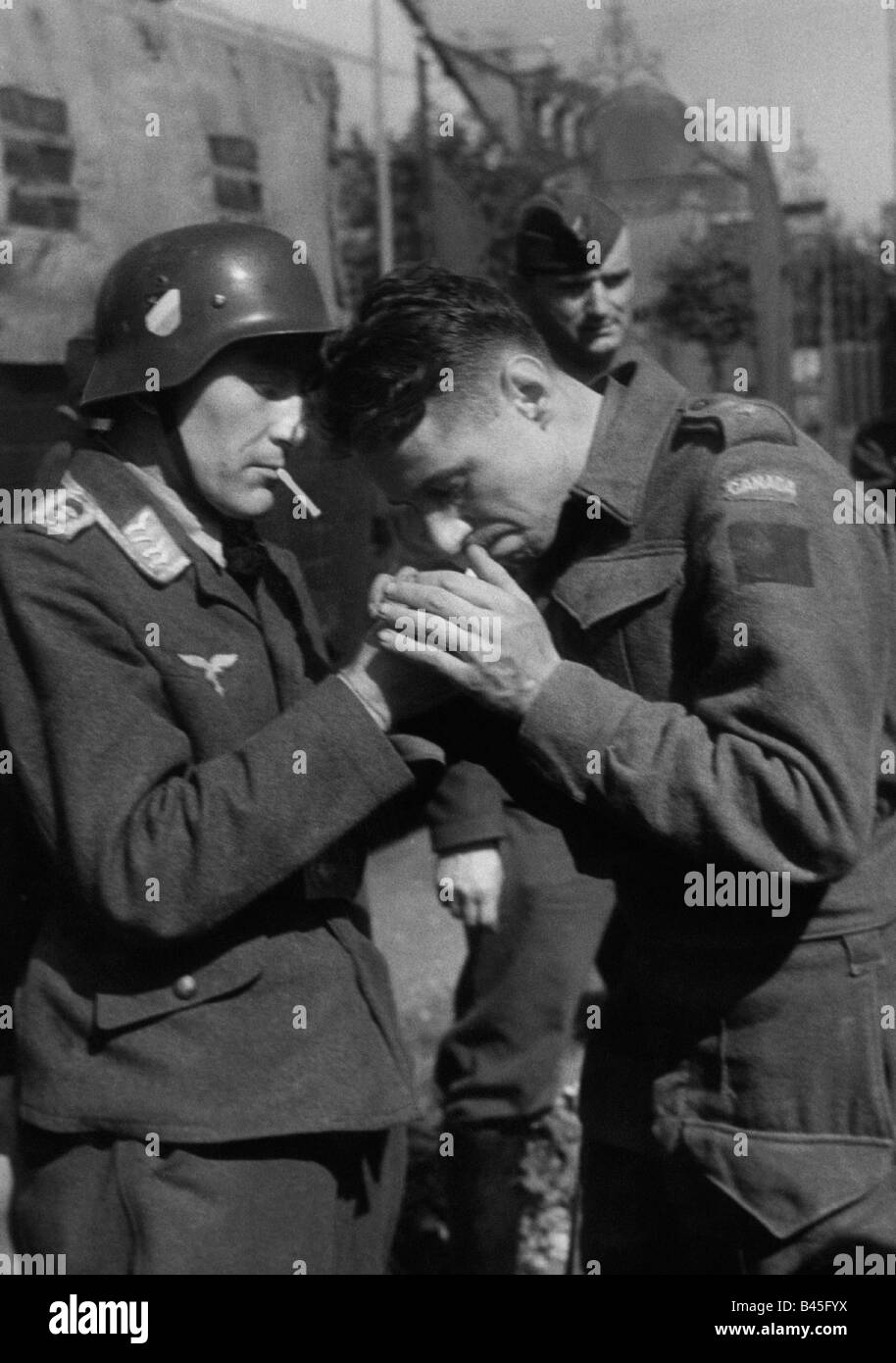 Veranstaltungen, zweiten Weltkrieg / WWII, Frankreich, Dieppe, 19.8.1942, deutscher Feldwebel Beleuchtung Zigarette eines aufgenommenen kanadischer Offizier Stockfoto