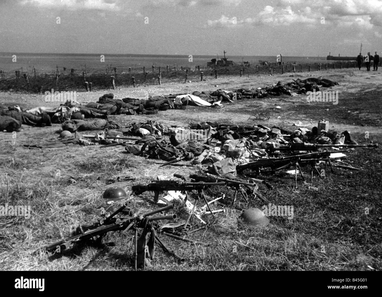 Veranstaltungen, Zweiter Weltkrieg/zweiter Weltkrieg, Frankreich, Dieppe, 19.8.1942, Tote kanadische Soldaten am Strand, Waffen und Ausrüstung davor, Stockfoto