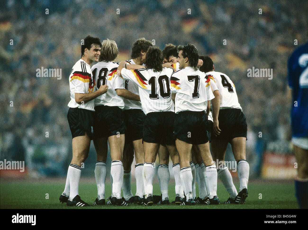 Sport/Sport, Fußball, Fußball, Europameisterschaft, EURO 1988, Deutschland gegen Italien (1:1) in Düsseldorf, 10.6.1988, Jubel nach Freistoß zum 1:1 von Andreas Brehme, Thomas Berthold, Pierre Littbarski, Match, historisch, historisch, 20. Jahrhundert, Menschen, 1980er Jahre, Stockfoto