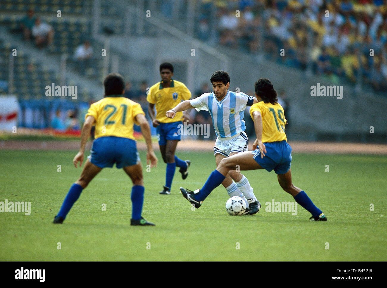 Sport/Sport, Fußball, Fußball, Weltmeisterschaft 1990, Endrunde, letzte sechzehn, Brasilien gegen Argentinien, (0:1) in Turin, Italien, 24.6.1990, Szene mit Galvao Mauro, Diego Maradona, Rocha Ricardo, Duell, Mannschaftskapitän, Spiel, historisch, 20. Jahrhundert, Menschen, 1990er Jahre, Stockfoto