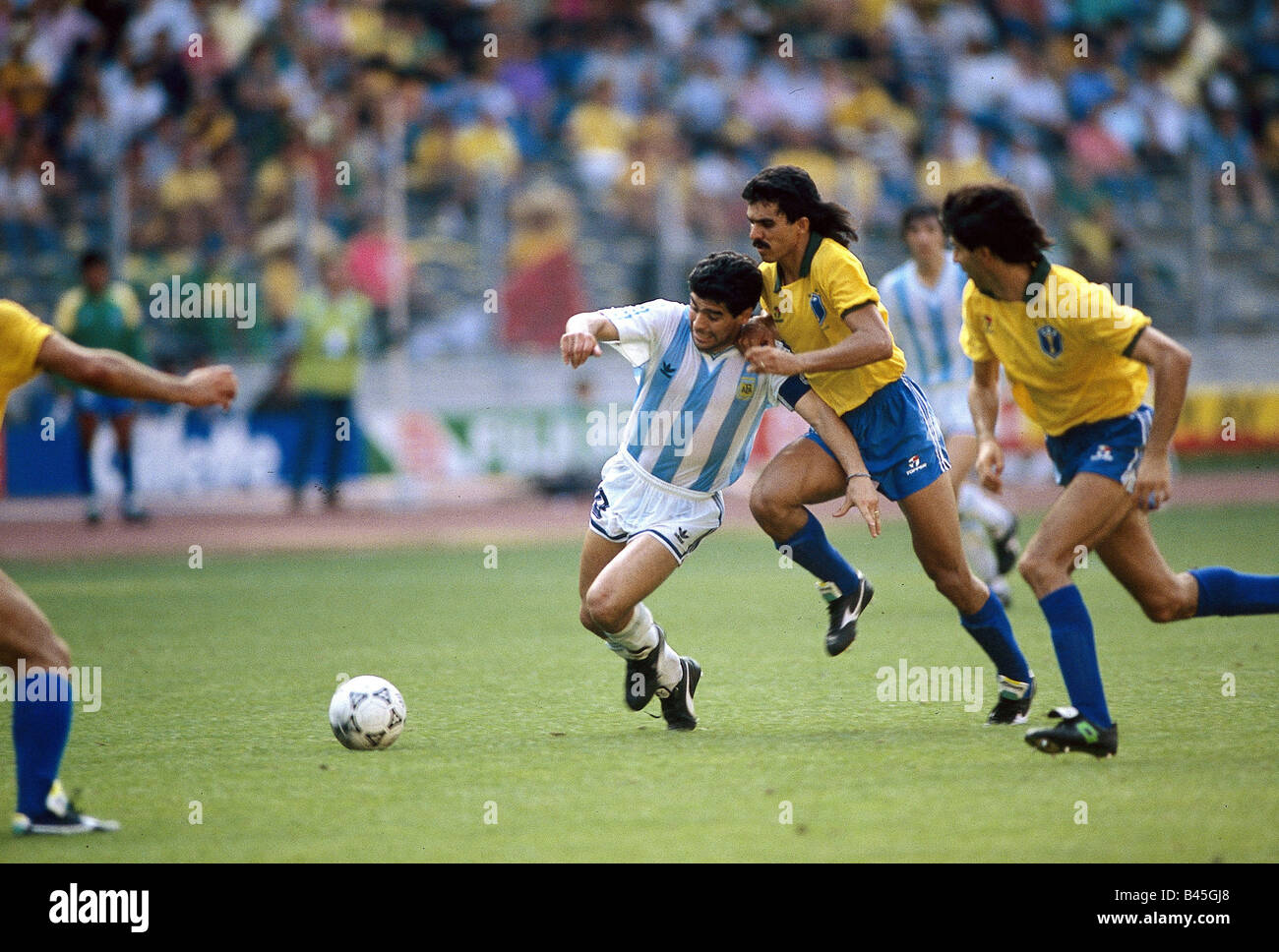 Sport/Sport, Fußball, Fußball, Weltmeisterschaft 1990, Endrunde, letzte sechzehn, Brasilien gegen Argentinien, (0:1) in Turin, Italien, 24.6.1990, Szene mit Diego Maradona, Duell, Mannschaftskapitän, Spiel, historisch, historisch, 20. Jahrhundert, Menschen, 1990er Jahre, Stockfoto