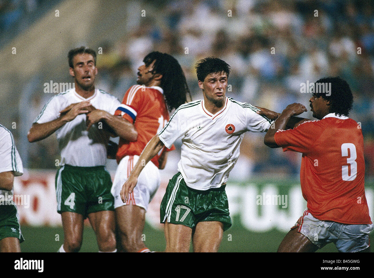 Sport/Sport, Fußball, Fußball, Weltmeisterschaft 1990, Endrunde, Gruppenspiel, Irland gegen die Niederlande, (1:1) in Palermo, Italien, 21.6.1990, Szene mit Mick Mc Carthy, Ruud Gullit, Niall Quinn und Frank Rijkaard, Spiel, historisch, 20. Jahrhundert, Menschen, 1990er Jahre, Stockfoto