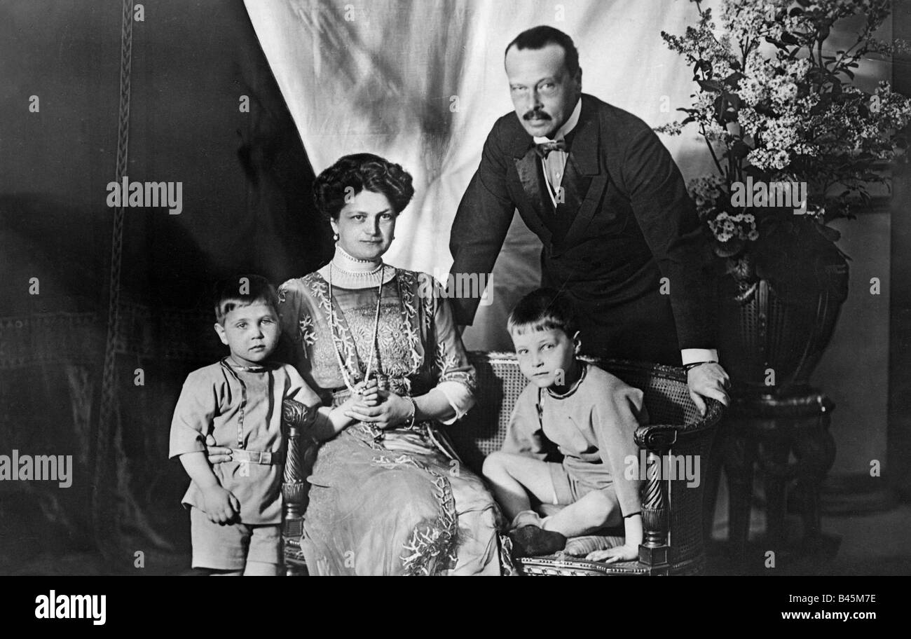 Ernest Louis, 25.11.1868 - 9.10.1937, Großfürst von Hessen und Rheinischer 13.3.1892 - 9.11.1918, halbe Länge, mit Familie, 1912, Stockfoto