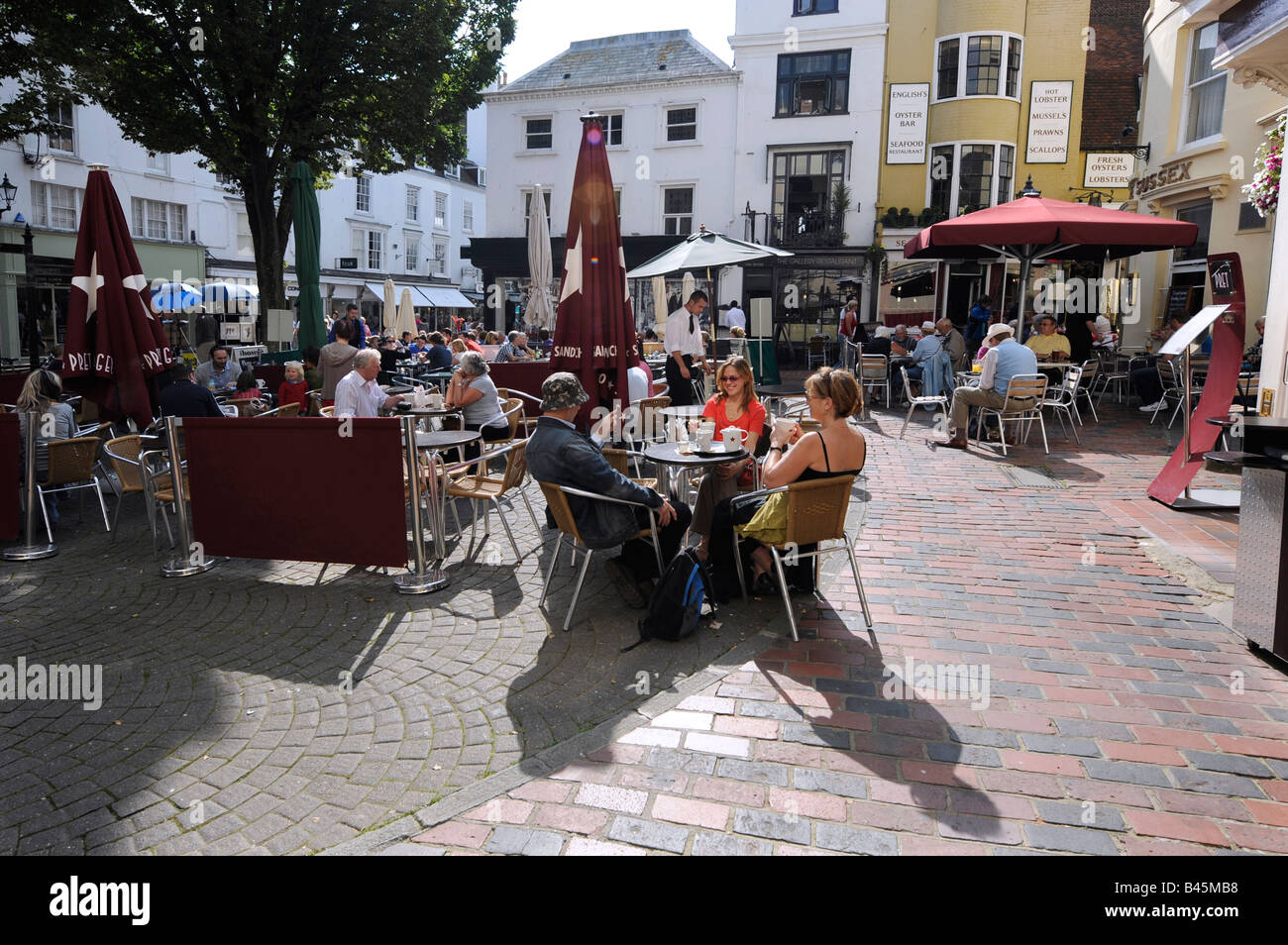 Besucher Essen und trinken in Straßencafés und Restaurants in Brighton, September 2008 Stockfoto