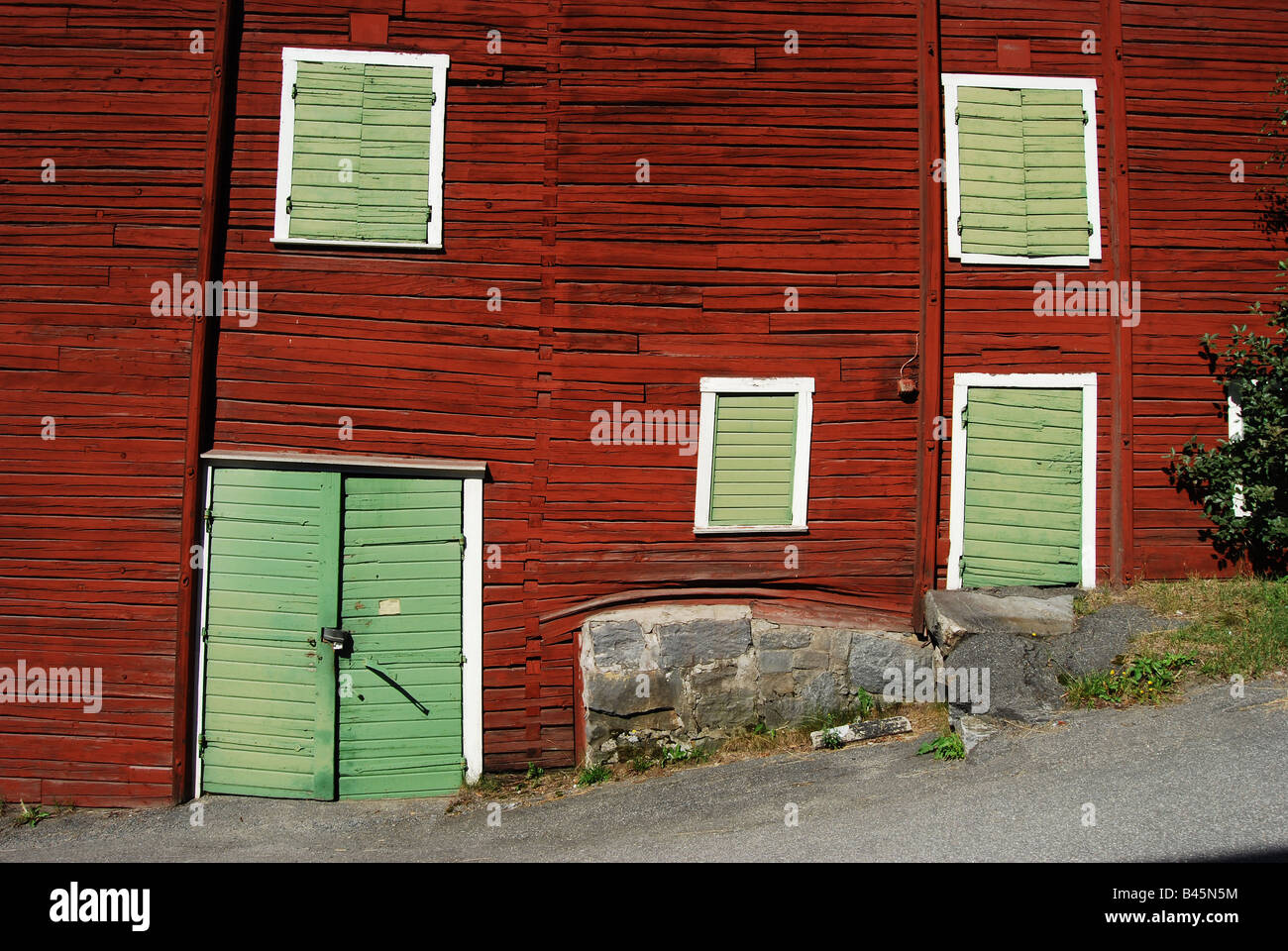 Fensterläden und Türen auf ein altes Gebäude in Umea, Vasterbottenslan, Schweden. Stockfoto