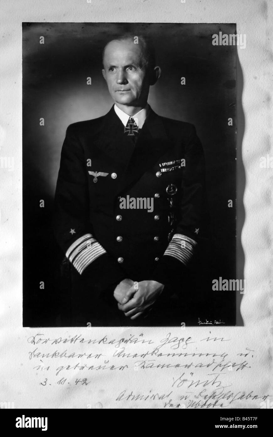 Dönitz, Karl, 16.9.1891 - 24.12.1980, deutscher Admiral, Befehlshaber der U-Boote 17.10.1939 - 30.1.1943, halbe Länge, Foto mit Widmung, 3.11.1942, Marine, Zweiter Weltkrieg, Weltkrieg, Deutschland, Kriegsführung der Marine, Drittes Reich, Uniform, 20. Jahrhundert, Donitz, Dönitz, Stockfoto