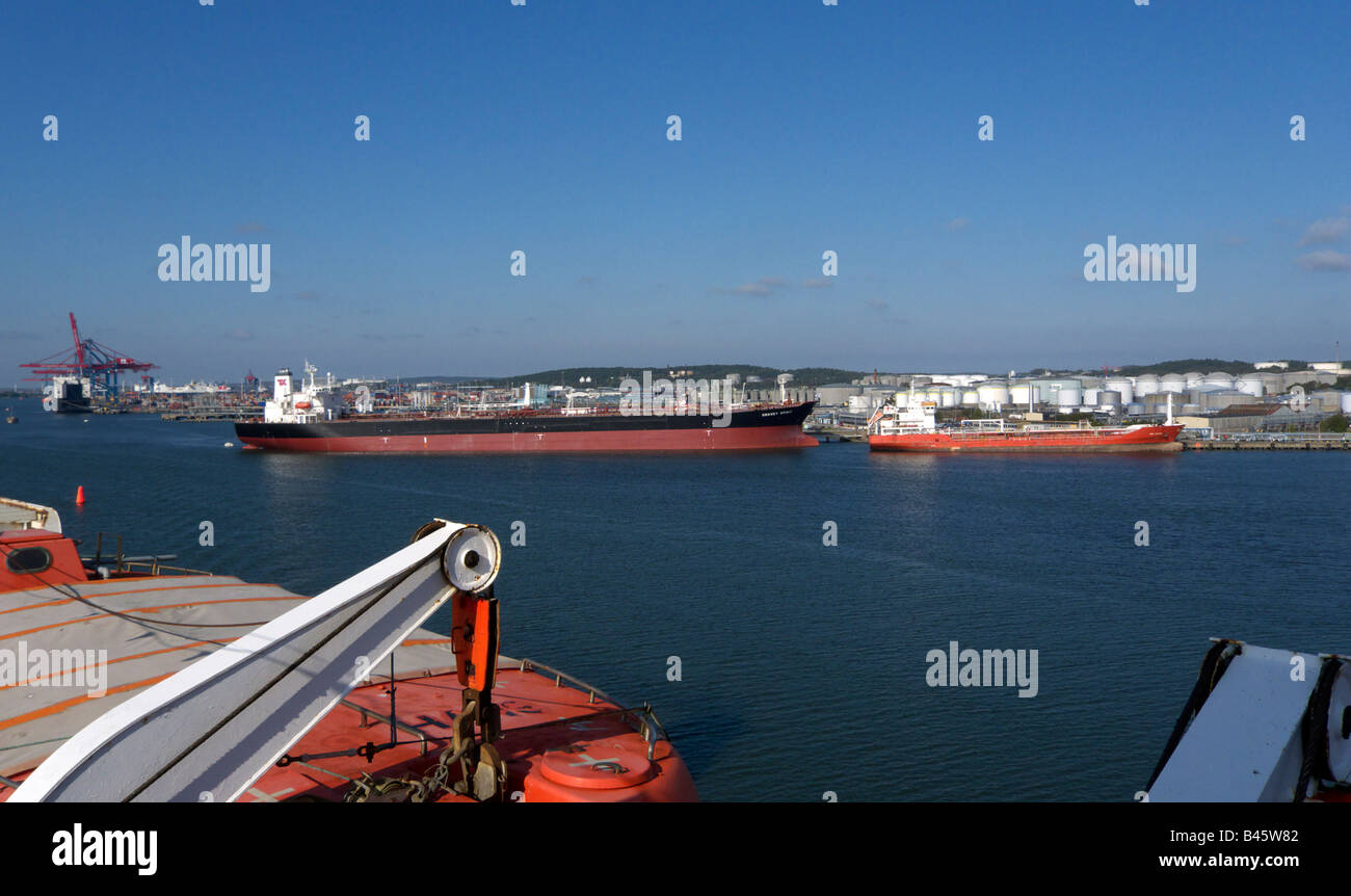 Tanker entladen Öl an der Göteborg Hafen Öl-terminal Stockfoto