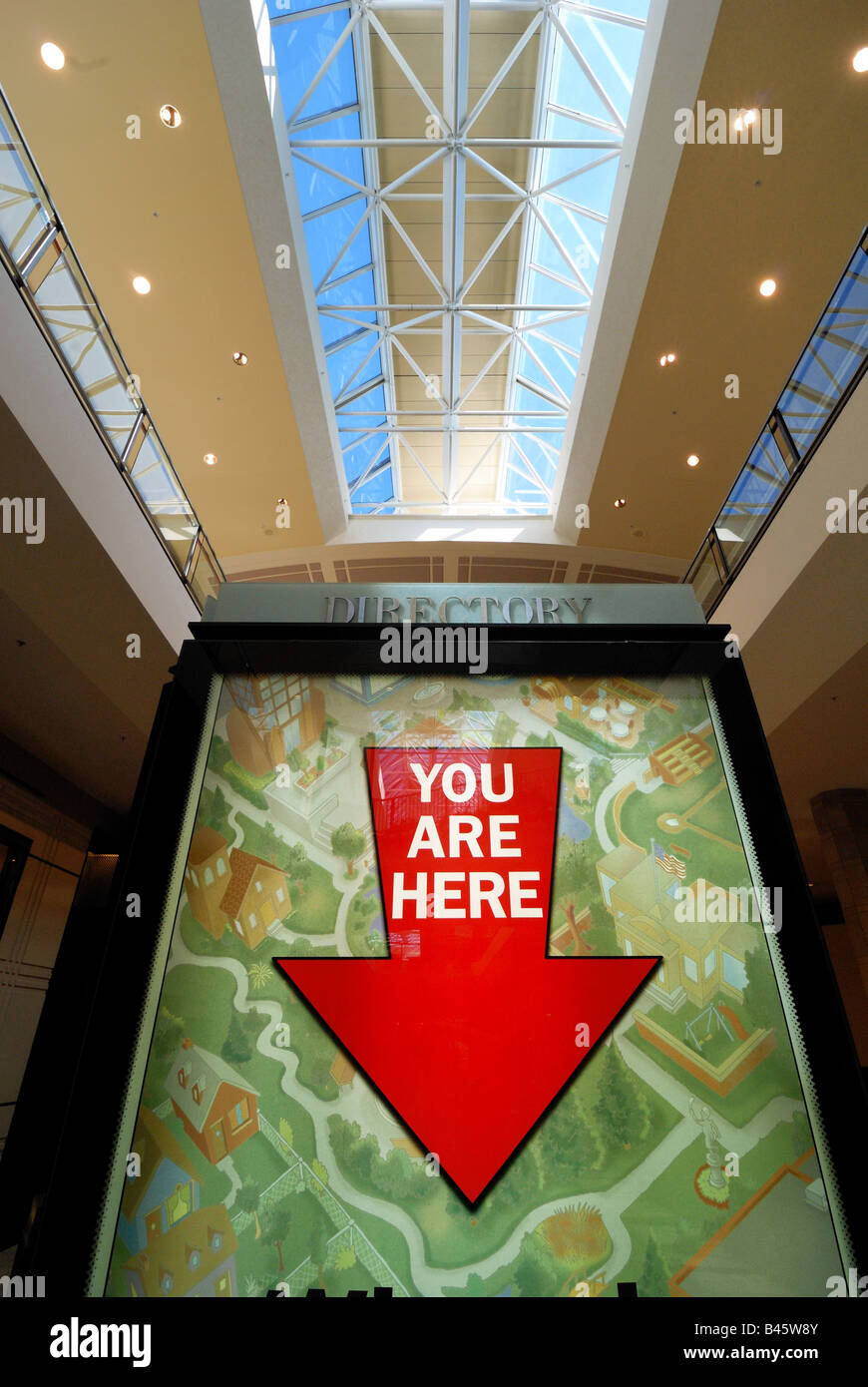 Ein großer roter Pfeil zeigt das offensichtliche, "YOU ARE HERE" auf diese Anzeige in Ross Park Mall in Pittsburgh, Pennsylvania. Stockfoto