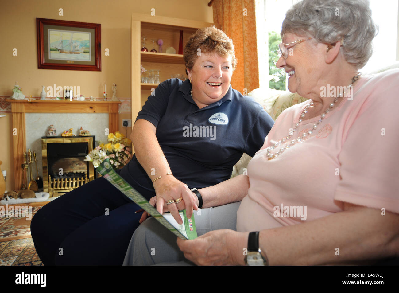 Des Rates Homecare-Mitarbeiter können ältere und behinderte Menschen leben in ihren eigenen Häusern durch Unterstützung und helfen mit dem Haushalt Stockfoto