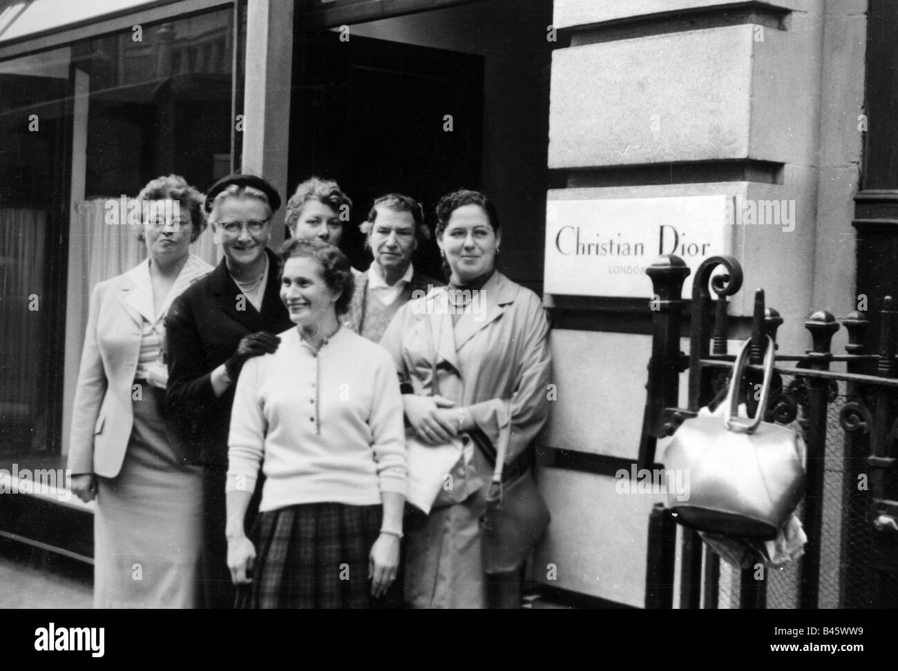Tourismus, Party, vor dem Geschäft "Christian Dior", London, 1956, Stockfoto