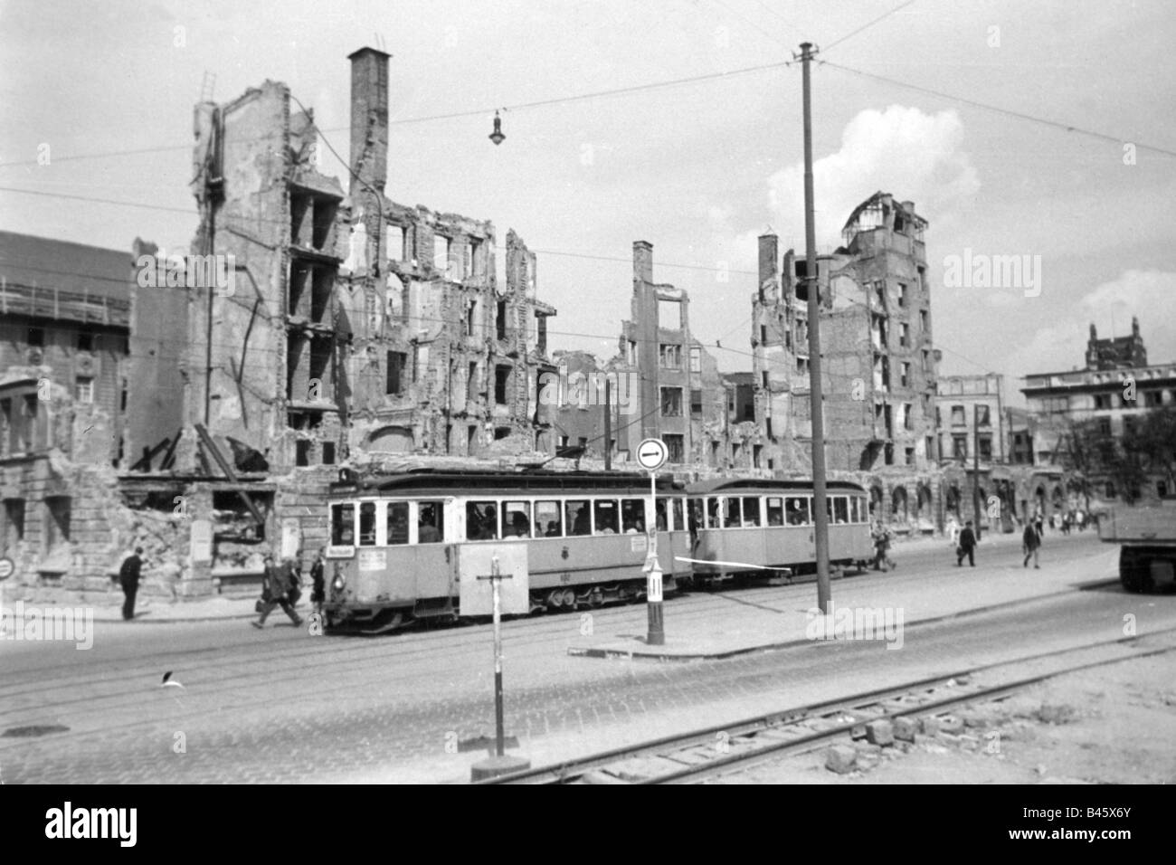 Geografie/Reisen, Deutschland, München, Nachkriegszeit, Straßenszenen, Prielmayerstraße, Straßenbahn, Hauptbahnhof, zerstörte Gebäude, 1947, Stockfoto
