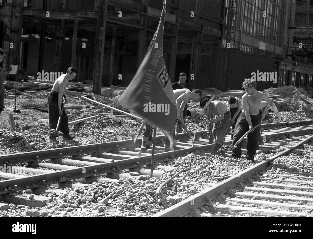Geografie/Reisen, Deutschland, Deutsche Demokratische Republik, Organisationen, Freie Deutsche Jugend, Arbeitseinsatz, Bezirksjugendprojekt Buna, Schkopau, April 1961, Stockfoto